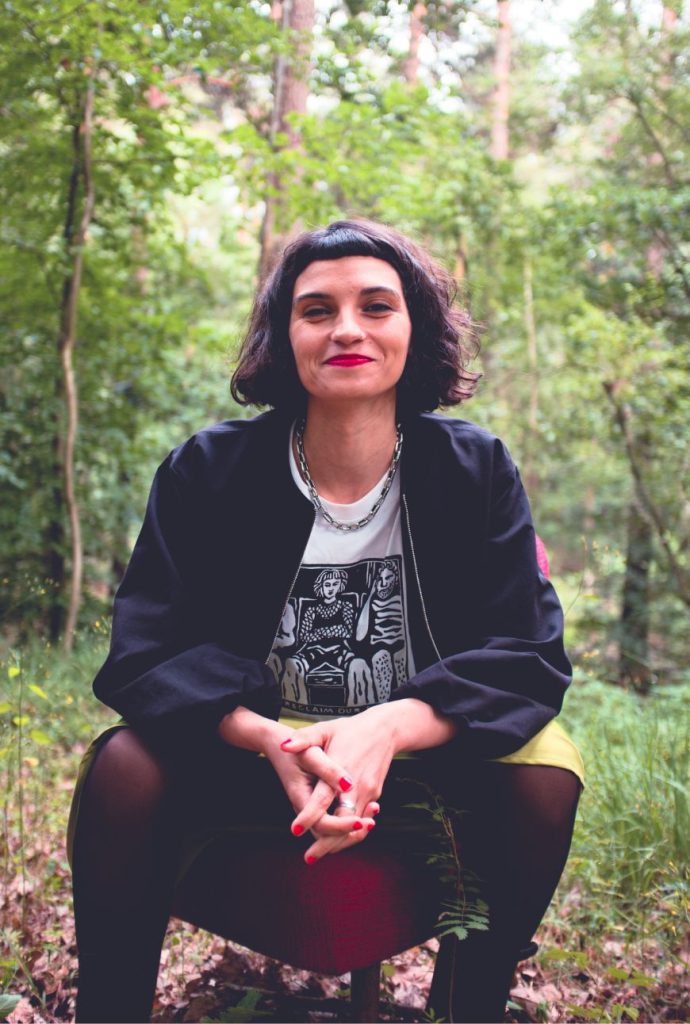 Emprendedora que lidera su emprendimiento con clama y autenticidad